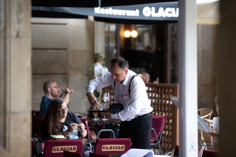 El camarero de un restaurante de la plaza Real de Barcelona